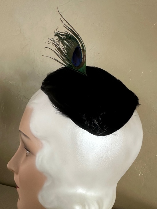 SUPERB 1950\'s BLACK FEATHER COCKTAIL HAT + PEACOCK FEATHER main image 10